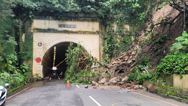 土石崩塌現場已經可見坡面裸露，未來仍有持續坍塌的可能。（蔡適應服務處提供／張志康基隆傳真）