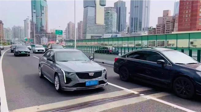 上海延安高架道路今早行车情况。（上海市公安局）
