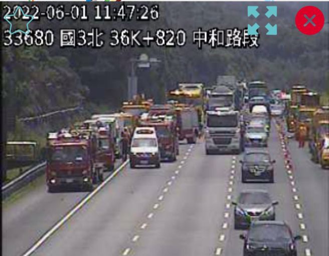 國道3號北上中和交流道口1日上午11時許發生6車連環撞。（翻攝圖片）