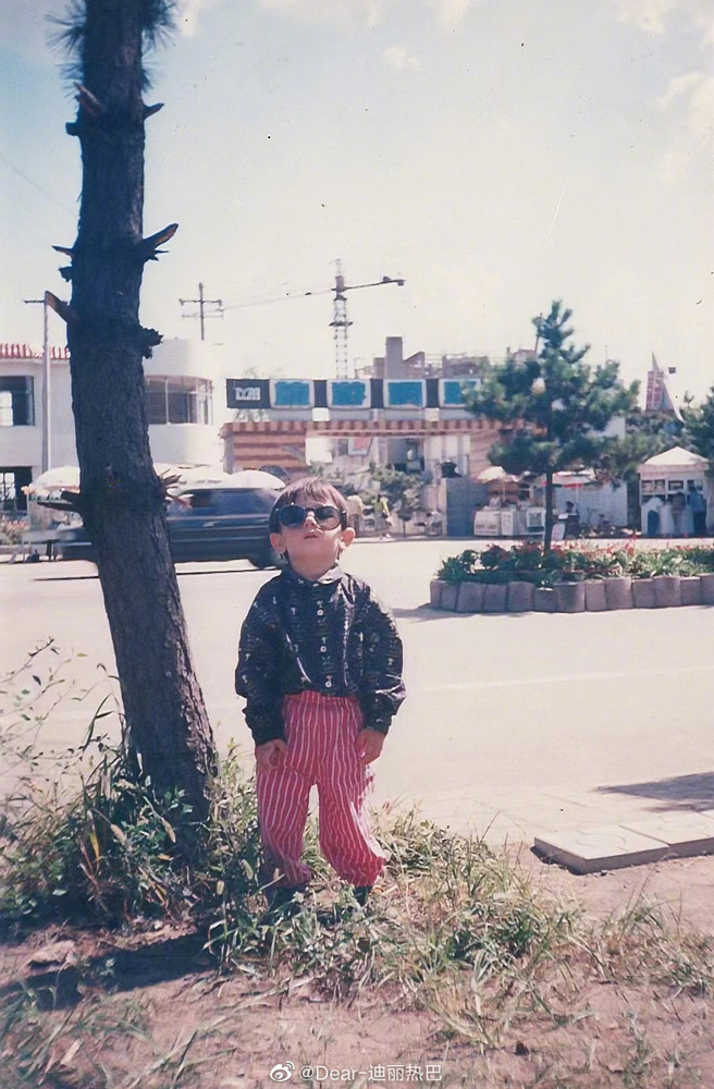 迪丽热巴晒童年照。（图／取材自迪丽热巴微博）