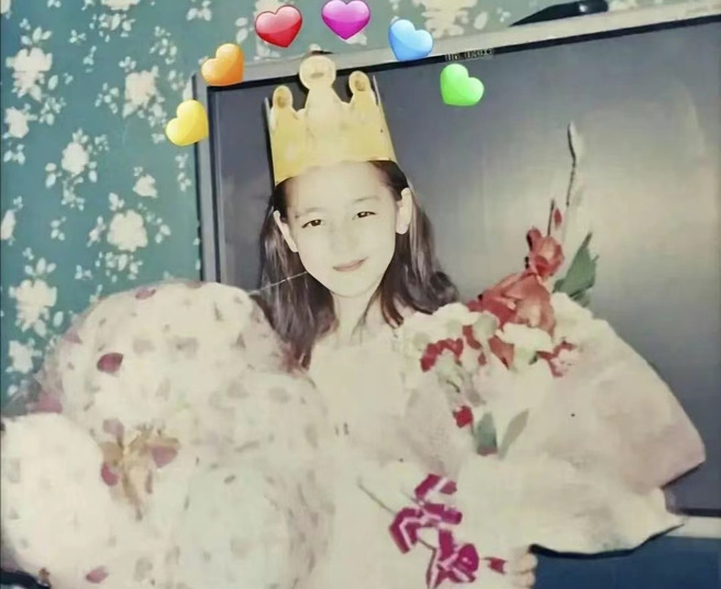 迪丽热巴美如洋娃娃，就像真人版公主。（图／取材自迪丽热巴工作室微博）