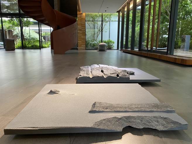 陆府植深馆新展开幕，建筑空间与石雕作品相辉映，传达「石」在的艺文情感。（卢金足摄）