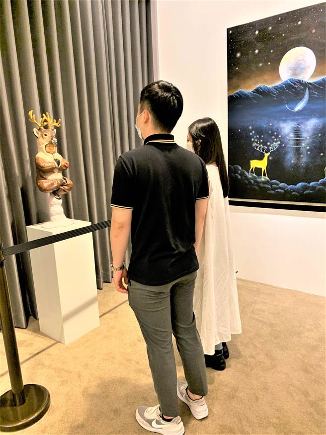 疫情严峻，做好防疫仍能有乐活新生态度，台中市建筑业推行以艺会友新社交模式。（卢金足摄） 