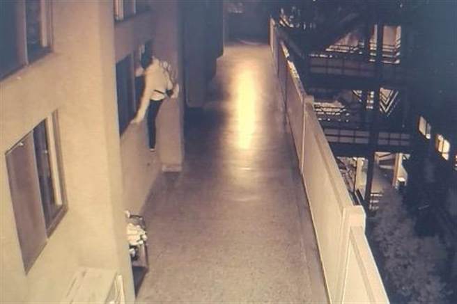 竊賊行竊前還戴上頭套遮住臉部。（翻攝畫面）