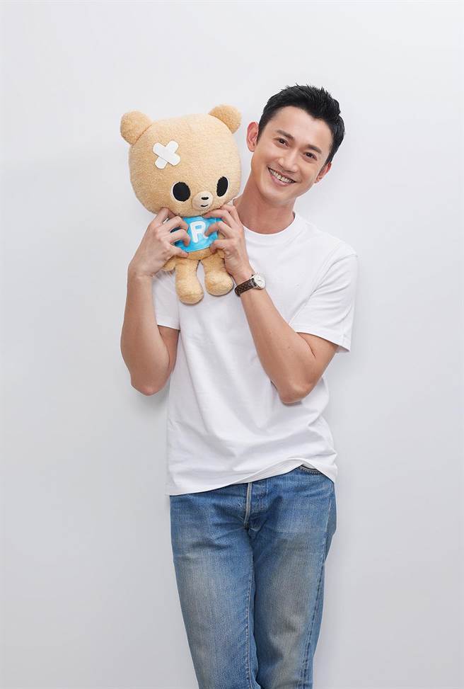 吳慷仁與「呼呼熊」玩偶合影。（愛最大慈善光協會提供）