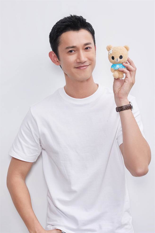 吳慷仁與「呼呼熊」玩偶吊飾合影。（愛最大慈善光協會提供）