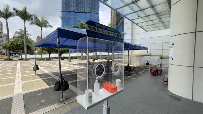 三重體育場篩檢站為中央上月中才新設立的站點，但如今卻淪為蚊子篩檢站。（呂健豪攝）