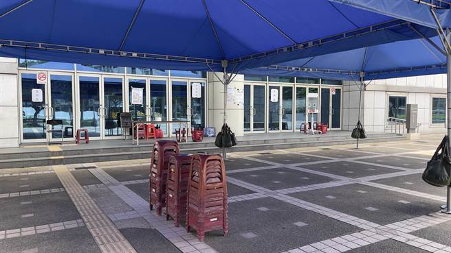 三重體育場篩檢站還不到中午，現場就已經收放整齊，完全看不出有運作跡象。（呂健豪攝）