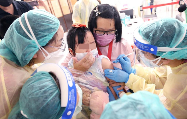 张博扬认为，在学校打疫苗都会造成感染，更何况是大型接种站。图为自由广场打疫苗照。（图／记者范扬光摄影）