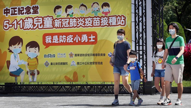 张博扬认为，在学校打疫苗都会造成感染，更何况是大型接种站。图为自由广场打疫苗照。（图／记者范扬光摄影）