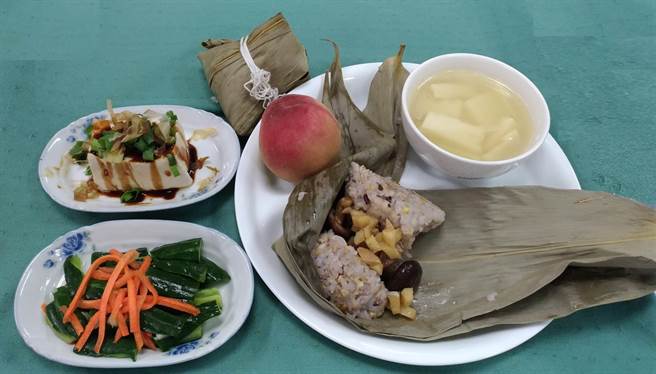 端午节将届，丰原医院提醒民眾，一次吃两颗粽子当正餐，当餐热量就破表。（丰原医院提供）