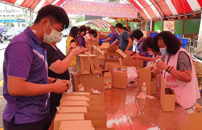 沙鹿德林宮今年因疫情關係，愛心粽改以直接採購分贈方式，幫助弱勢家庭歡度端午佳節，共抗疫情高峰。（德林宮提供）