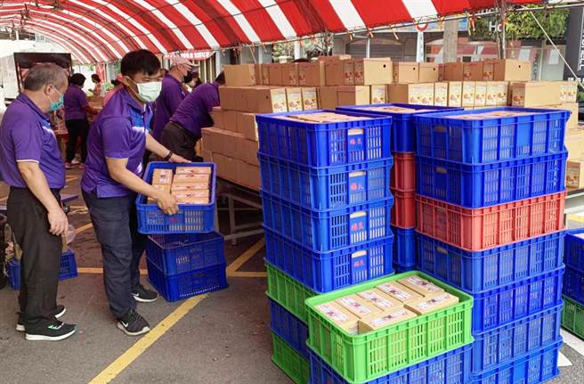 沙鹿德林宮今年因疫情關係，愛心粽改以直接採購分贈方式，幫助弱勢家庭歡度端午佳節。（德林宮提供）