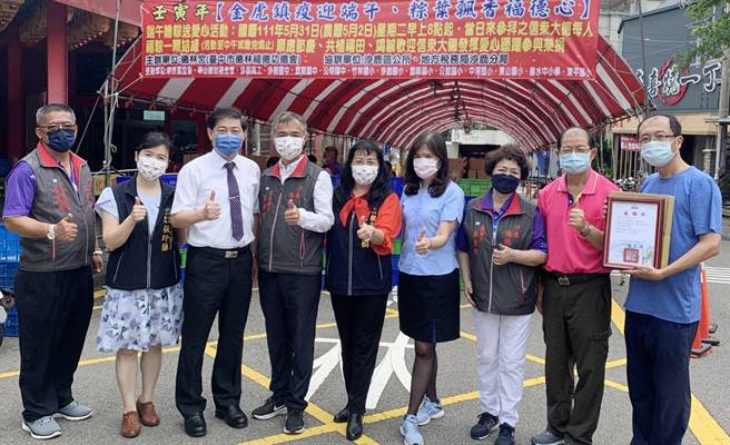 沙鹿德林宮今年因疫情關係，愛心粽改以直接採購分贈方式，幫助弱勢家庭歡度端午佳節。（德林宮提供）