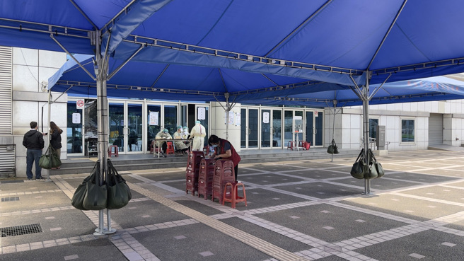 全台每日新增確診數已經往下走，高峰已過。圖為1日上午中央新設的三重體育場的社區篩檢站，現場宛若空城。（資料照 呂健豪攝）