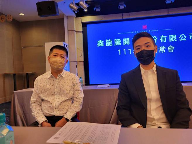 （鑫龙腾开发董事长黄学藤（左）和总经理黄劲嘉（右）表示，未来推案将改变既有的预售模式，改为成屋销售。图/顏瑞田）