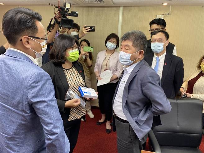 嘉義市立委王美惠詢問中央防疫指揮官陳時中有關疫苗配發情形。（王美惠提供／廖素慧嘉市傳真）