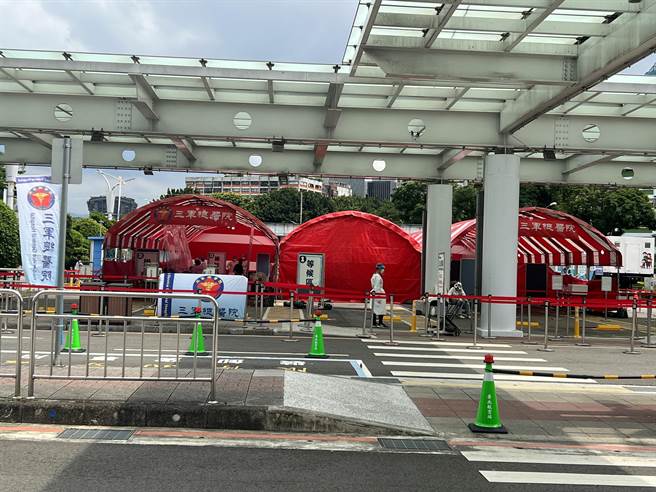 現場醫護人員比看診人數更多，記者實際到場看到帳篷內蕩蕩，僅穿著兔寶寶裝的醫護人員。（游念育攝）