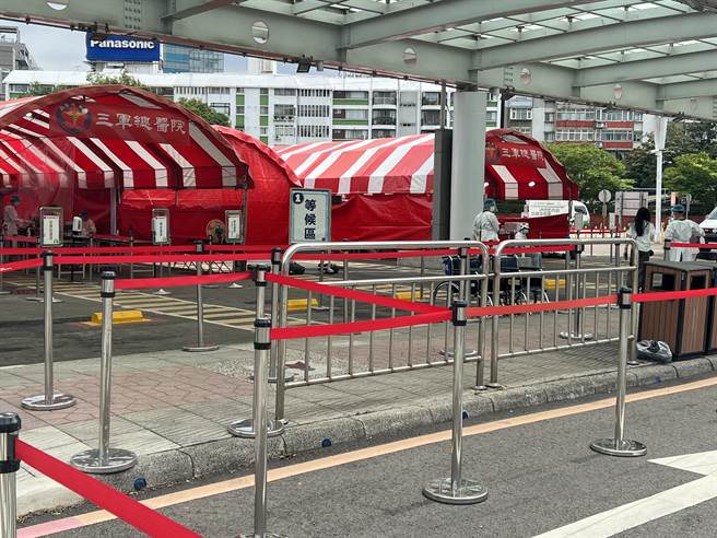 松山機場篩檢站幾乎沒人看診，醫護人員人數比看診人數多。（游念育攝）