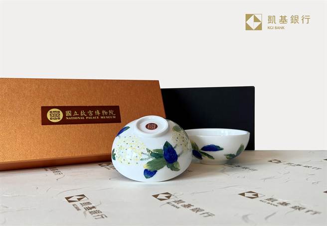 凱基銀行透過台灣本土設計師的巧思，將其製作成品茗茶具「法華繡球花雙杯組」。（凱基提供）