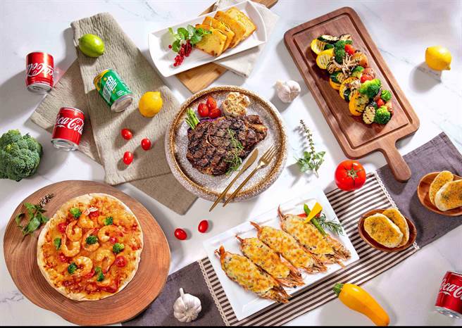 台北凱達百宴自助餐廳推出四人份的海陸盛宴，每套只要1980元。（台北凱達提供）