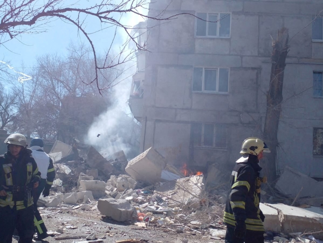 俄军3月攻击乌克兰北顿内茨克（Severodonetsk），当地建筑起火冒烟的画面。（乌克兰国家紧急事务局/路透）