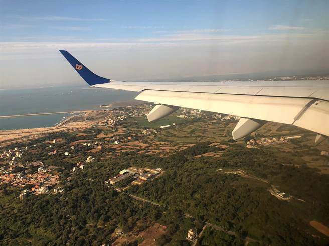 國內航空票價6月底再度喊漲，金門各航線平均漲幅約5.4％，平均調漲新臺幣122元。在立委陳玉珍的爭取下，民航局允諾離島票價凍漲不變。（李金生攝）