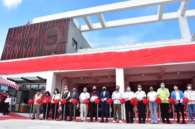  新竹县政府新建消防局第三大队芎林分队厅舍1日落成启用，地方人士出席剪彩。（图/ 中央社）