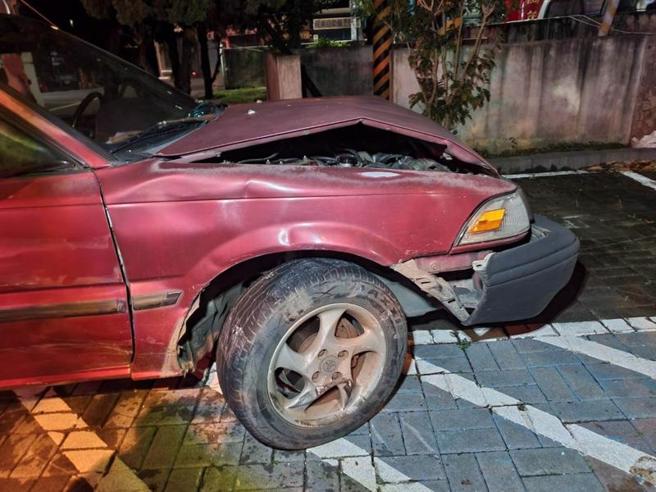   嘉義縣黃姓女大生5月31日傍晚騎機車行經大林鎮嘉89線時，與同行右轉的汽車發生車禍，黃女掉落至一旁的排水溝，送醫仍不治。圖為肇事汽車右側車頭嚴重毀損。（圖/ 中央社）