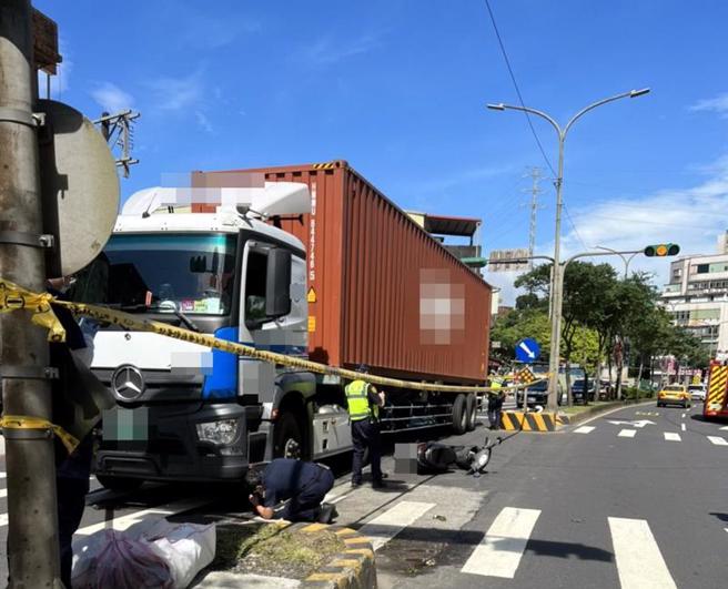   新北市汐止區大同路、大安街口1日上午發生死亡車禍，一輛聯結車碰撞機車，造成機車騎士與乘客2人重傷不治。（圖/ 中央社）