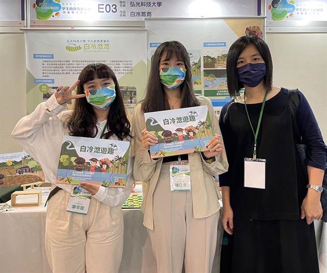 弘光科大文创系副教授涂卉（右）指导学生的作品「白冷滺滺」获能源与环保群第一名。（弘光科大提供）