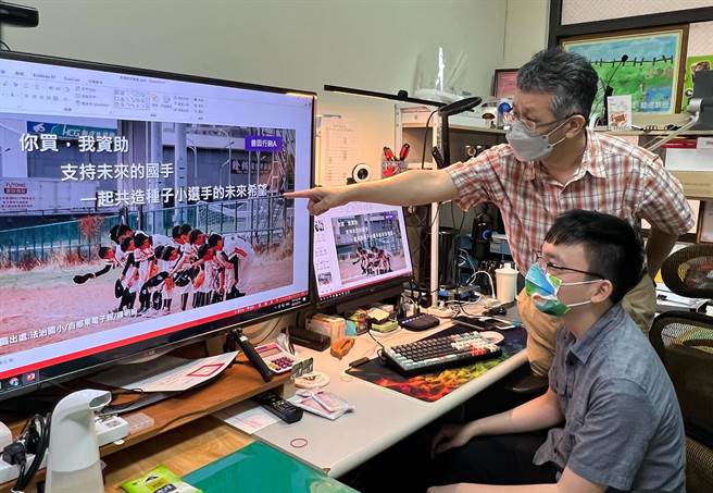 弘光多游系副教授陈智贤（上）指导学生黄精豪（下）在大专实务竞赛商业群夺第一名。（弘光科大提供）