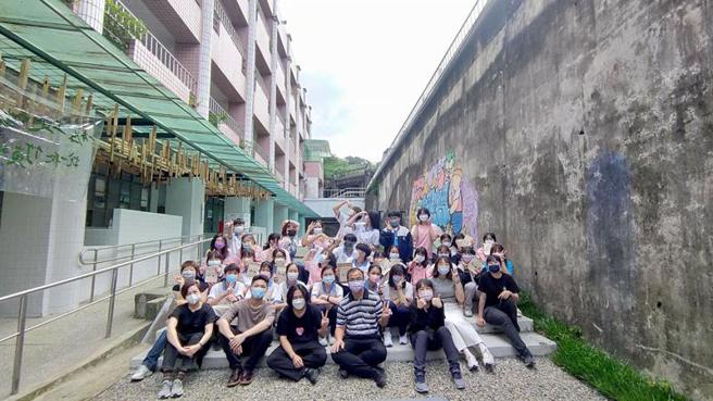   新竹縣竹東國中師生運用廢棄課桌椅，作為天花板的裝置藝術。（圖/ 中央社）