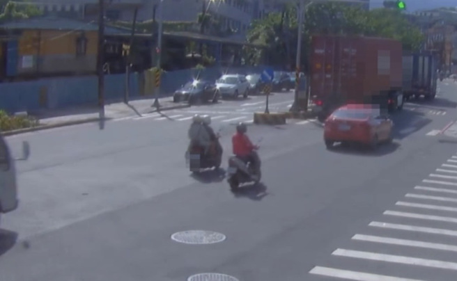 汐止本月1日发生一起死亡车祸，男骑士与后座女乘客被联结车辗毙，稍早女乘客的身分被证实为陶艺新秀陈子云。图为路口监视器拍下两人最后身影。（王扬杰翻摄）