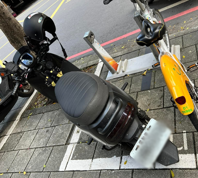 一名網友要還YouBike時，發現有機車違停在停車樁前。（翻攝自臉書社團《爆怨公社》）