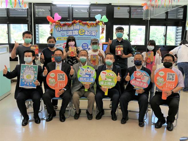 外交部南部辦事處配合外交部領事事務局持續優化申辦護照e化作業，於1日正式啟用「申辦護照網路填表及照片上傳系統」，特別舉辦宣傳活動，向民眾說明系統便利性。（行政院南部服務中心提供／洪浩軒高雄傳真）