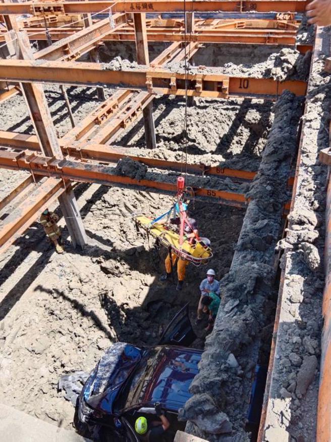 台南市安南區1日發生一輛廂型車掉入4公尺深的建築工地，車中2人輕傷，其中1人自行脫困，1人被救出。（圖/ 中央社）