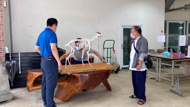  位于高雄市桃源区的农委会特生中心中海拔试验站，珍藏一座长鬃山羊骨骸标本3月间遭窃，警方锁定刘姓犯嫌前往台中住处搜索，终于顺利找回标本，让小山羊回到中心。（图/ 中央社）