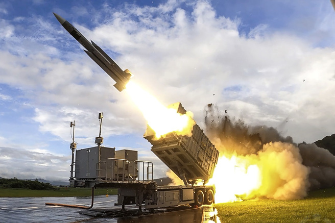 CNN 1日刊出分析文章，指出北京有能力奪下台灣，但將付出血腥代價。圖為5月雄風三型反艦飛彈（Hsiung Feng III）發射的畫面。（圖／美聯社）