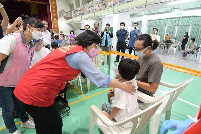 彰化縣長王惠美兒1日上午前往員林國小視察關心疫苗施打情形。（吳敏菁攝）