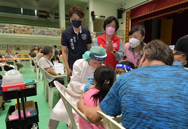 彰化縣長王惠美兒1日上午前往員林國小視察關心疫苗施打情形。（吳敏菁攝）