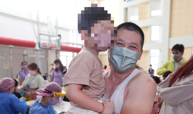 家長帶著孩子去打BNT兒童疫苗。（陳怡誠攝）