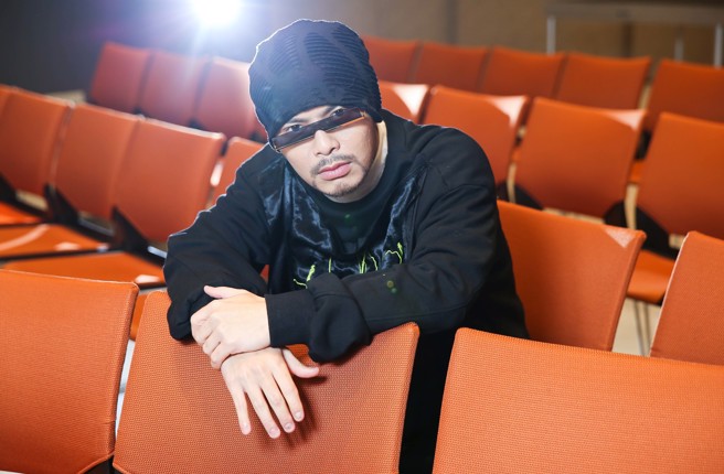 相比許多來臺發展的新馬歌手多是清一色唱市場接受度高的情歌，題材多元的黃明志是獨特的存在。（陳俊吉攝）