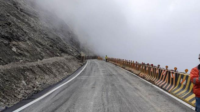  中橫公路台8線117.4k關原災害路段，自4月26日發生大規模邊坡崩塌、道路阻斷，搶修團隊克服險峻地形，5月底完成便道搶通，但邊坡、路側落石防護設施搭設等工程因連日降雨進度受影響，預計延後至6月8日通車。（圖/ 中央社）