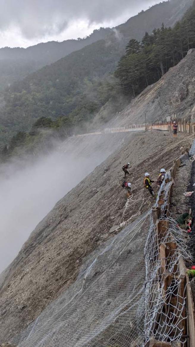 中橫公路台8線117.4k關原災害路段，自4月26日發生大規模邊坡崩塌、道路阻斷，搶修團隊持續搶通，原訂6月1日通車，但碰上連日大雨，邊坡等防護設施工程延誤，預計延後至6月8日通車。（圖/ 中央社）
