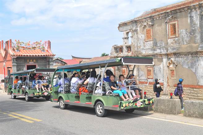 金门推动旅游景点「哔」经济，古寧头电瓶车也是首办景点之一。（李金生摄）