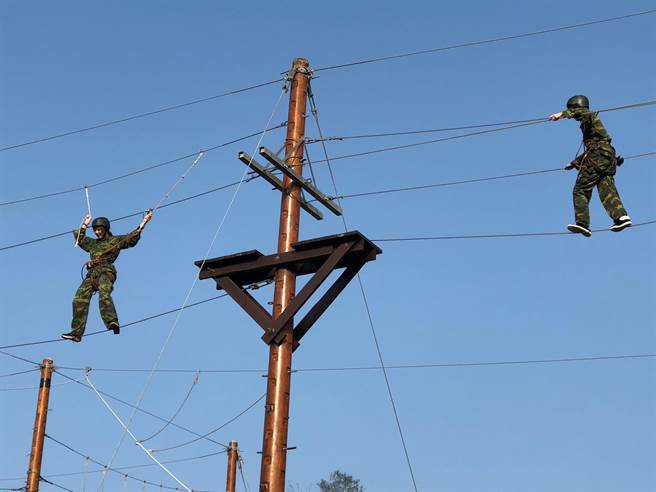 柳营步兵军事体验园区受到年轻人欢迎，「哔」一下即可轻松付款。（李金生摄）