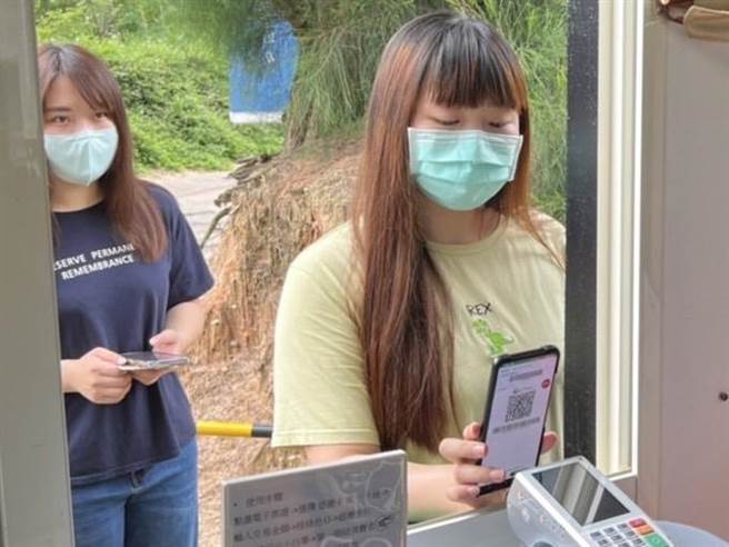 游客只要持卡「哔」一下轻松付款，又可享受安心旅游的零接触交易环境。（县府观光处提供）