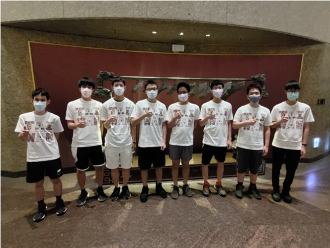 選手合照1-左起為吳昀諺(銅牌)、徐子翔(榮譽獎)、廖冠豪(榮譽獎)、林順文(銅牌)、廖聲融(榮譽獎)、林韋辰(銀牌)、林奕廷(銀牌)、楊祐宇(銅牌)。(照片/教育部提供)