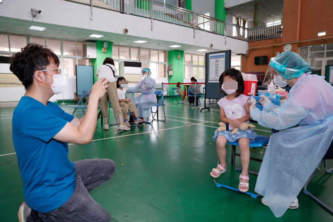5至11岁儿童疫苗如火如荼开打，有家长担忧孩子打疫苗对身体会产生不良反应。（图／示意图，记者陈怡诚摄影）